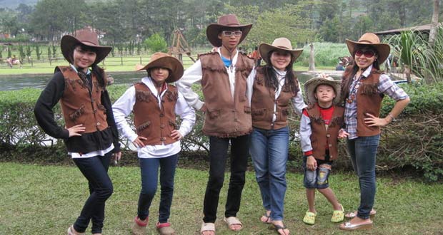 Selfie menggunakan pernak pernik koboi di De'Ranch Bandung (foto : deranchlembang.com)