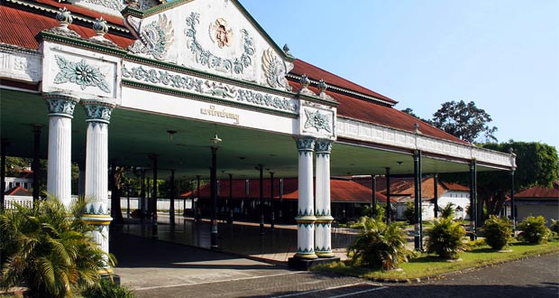 Keraton Yogyakarta adalah salah satu tempat wisata di Jogja dekat Malioboro (Foto : id.wikipedia.org)
