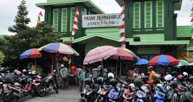 Pasar Beringharjo adalah salah satu tempat wisata di Jogja dekat Malioboro untuk wisata belanja murah (Foto : forum.kompas.com)