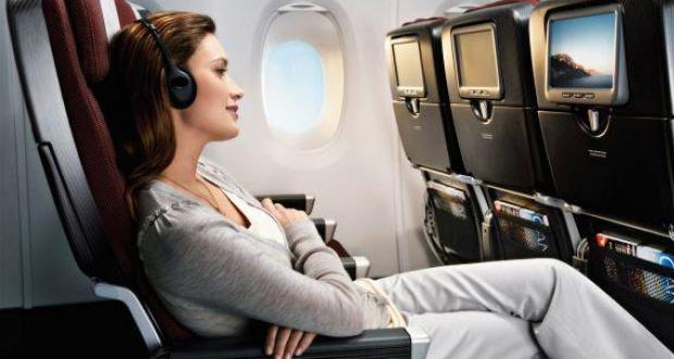 Ilustrasi menonton film, salah satu cara mengatasi takut naik pesawat (foto : amazine.co)