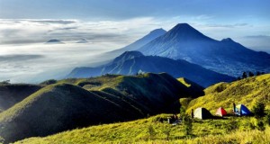 Gunung Prau, Dieng, tempat wisata alam untuk menyaksikan pemandangan cantik puncak Gunung Sindoro dan Sumbing dari ketinggian di atas awan.(foto : kaskus.co.id)