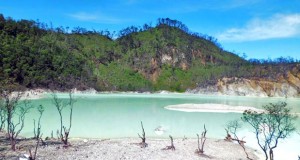 Landscape wisata kawah putih Bandung yang mempesona dengan warna putih kehijau-hijaun (foto : advjourney.com)