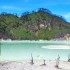 Landscape wisata kawah putih Bandung yang mempesona dengan warna putih kehijau-hijaun (foto : advjourney.com)