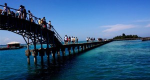 Jembatan Cinta Pulau Tidung, salah satu ikon wisata bahari Di Kepulauan Seribu (foto : tempatpariwisataindonesia.com)