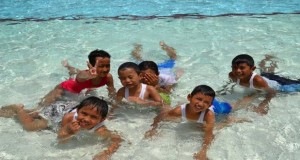 Ilustrasi keceriaan anak-anak berenang di Kampung Cai Ranca Upas Ciwidey Bandung (foto : kampungcai.com)