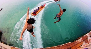 Ilustrasi loncat dari jembatan cinta di tempat wisata Pulau Tidung (foto : wisata.kompasiana.com)