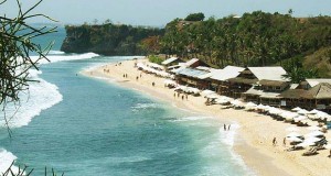 Pantai Balangan, salah satu tempat wisata pantai di Bali yang cantik tersembunyi (foto : wisata.kompasiana.com)