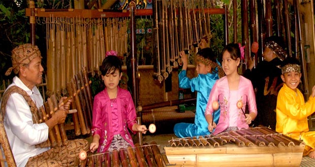 Ilustrasi anak-anak bermain angklung di tempat wisata Saung Angklung Udjo (SAU) (foto : angklung-udjo.co.id)