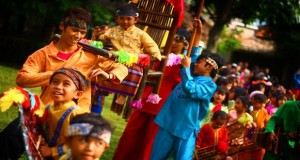 Ilustrasi performance art di tempat wisata edukasi dan budaya Saung Angklung Udjo (SAU) Bandung (foto : indonesia.travel)