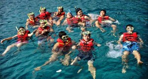 Ilustrasi wisata snorkeling di Kepulauan Seribu yang keren dan seru (foto : paketwisatapantai.com)