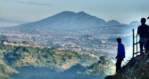 Ilustrasi Keindahan Alam Tebing Keraton, salah satu wisata alam Bandung yang keren (foto : detikTravel)