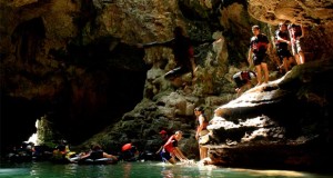Cave Tubing Di Gua Pindul adalah salah satu tempat wisata di Jogja yang seru dan asyik (Foto : indonesiaforvacation.com)