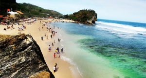 Pantai Indrayanti adalah salah satu pantai di Jogja yang wajib dikunjungi (Foto : wisataku.net)