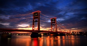 Jembatan Ampera adalah salah satu tempat wisata di Palembang yang asyik dan menarik untuk mengisi libur lebaran (Foto : indonesiabestplaces.wordpress.com)
