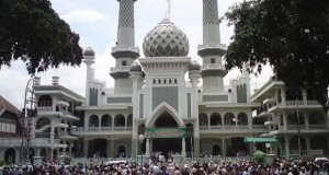 Masjid Agung Malang adalah salah satu tempat wisata di Malang yang asyik dan menarik untuk mengisi libur lebaran (Foto : bujangmasjid.blogspot.com)
