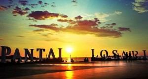 Pantai Losari adalah salah satu ikon tempat wisata di Makassar (Foto : indonesia-tourism.com)
